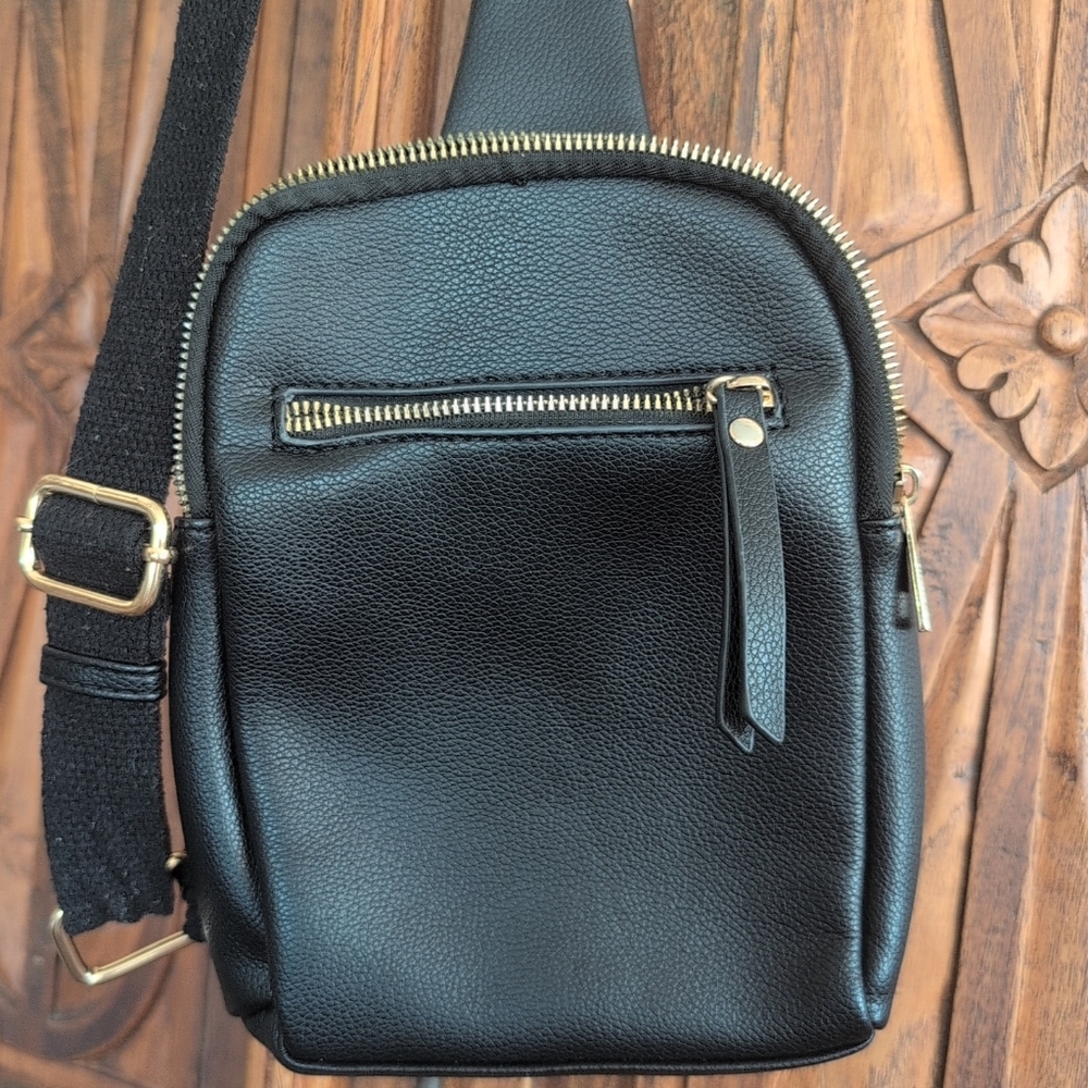 Blush Kiss Cross Body Bag Camera Black